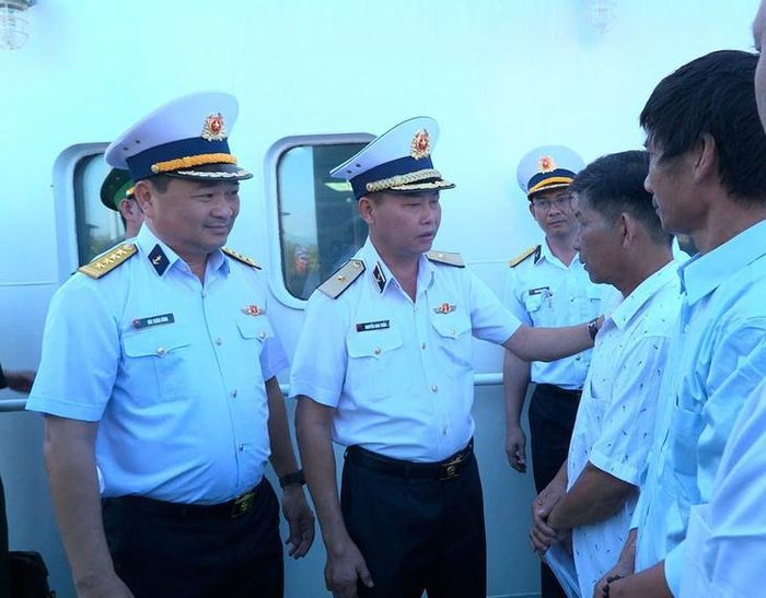 Thủ trưởng Bộ Tư lệnh Vùng 4 Hải quân thăm hỏi, động viên các ngư dân sau khi Tàu 905 cập cảng Quốc tế Cam Ranh. Ảnh: Minh Châu.