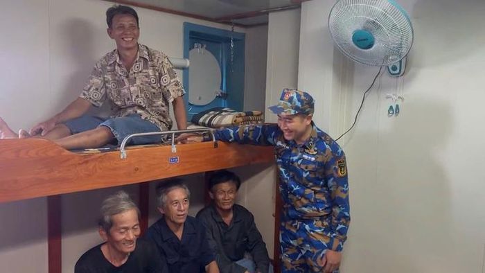 Cán bộ Tàu 905 thăm hỏi, động viên các ngư dân trên hành trình về đất liền. Ảnh: Minh Châu.