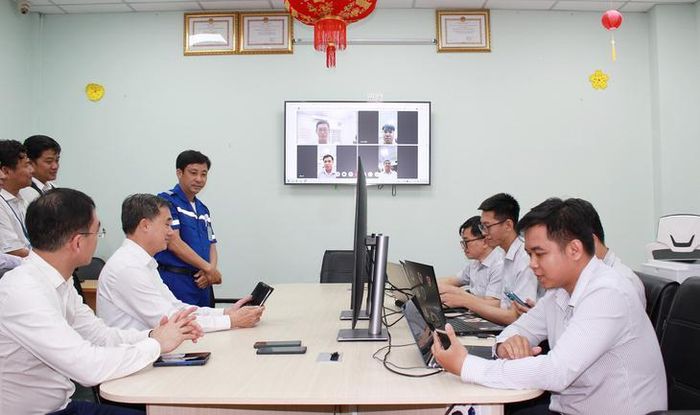 Thứ trưởng Bộ Y tế Trần Văn Thuấn đã sử dụng chính điện thoại của mình thực hiện kết nối thử với Trung tâm, trải nghiệm khả năng vận hành của hệ thống. Ảnh: Mimosa.