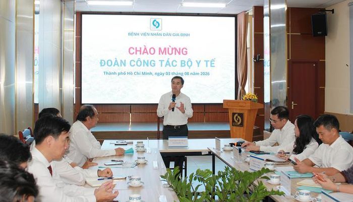 Thứ trưởng Bộ Y tế Trần Văn Thuấn đánh giá cao sự chủ động, sáng tạo của ngành y tế TPHCM trong phát triển hệ thống cấp cứu ngoại viện. Ảnh: Mimosa.