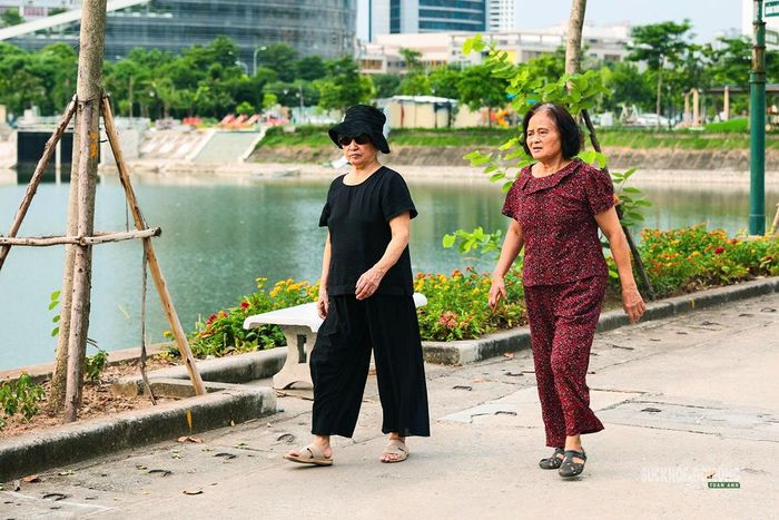 Người cao tuổi đi bộ, tập thể dục ven hồ. Ảnh: T. Anh