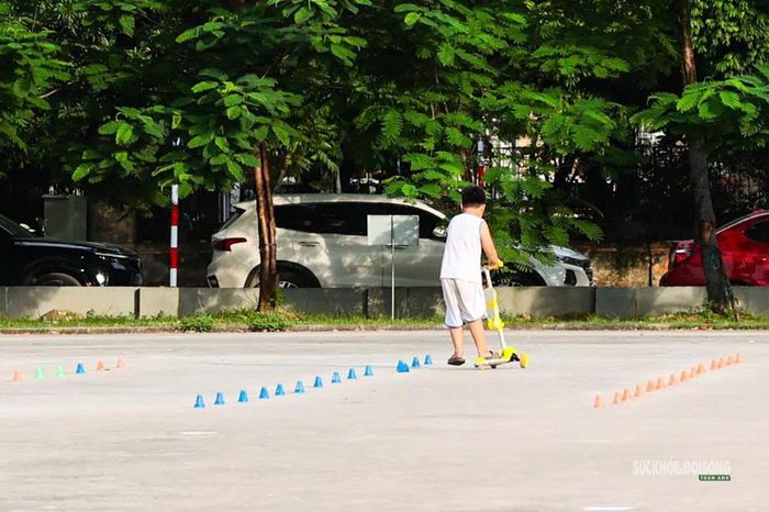 Trẻ em tập trượt patin trong công viên. Ảnh: T. Anh