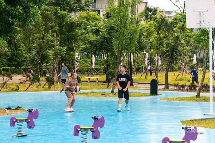 Sân thể thao phục vụ nhu cầu rèn luyện. Ảnh: T. Anh
