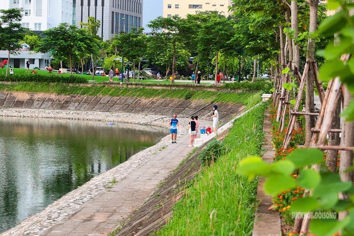 Đường dạo sát mặt nước thu hút người dân. Ảnh: T. Anh