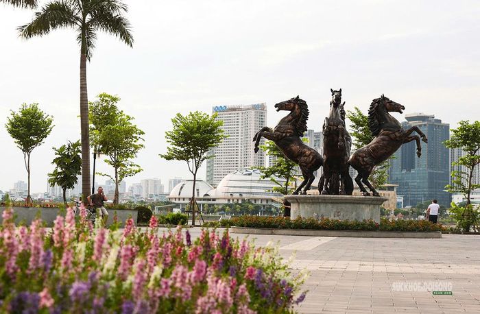 Không gian cây xanh bên biểu tượng ngựa tại công viên. Ảnh: T. Anh