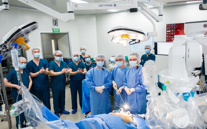 Các chuyên gia tại đầu cầu Hà Nội bày tỏ niềm vui khi chứng kiến ca phẫu thuật tại Cần Thơ thành công. Ảnh: Mạnh Cường
