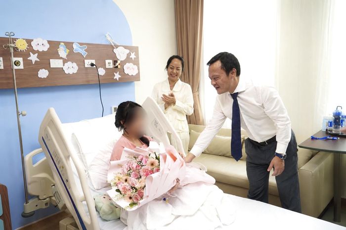 Giám đốc Sở Y tế Cần Thơ, PGS.TS Hoàng Quốc Cường chúc mừng bệnh nhân. Ảnh: Mạnh Cường