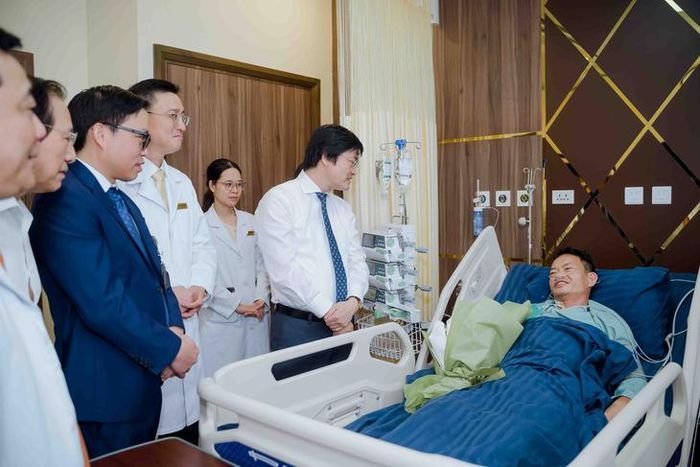 Giám đốc Sở Y tế Hà Nội, TS.BS Nguyễn Trọng Diện cùng các bác sĩ thăm hỏi bệnh nhân tại Bệnh viện Vinmec Smart City. Ảnh: Mạnh Cường