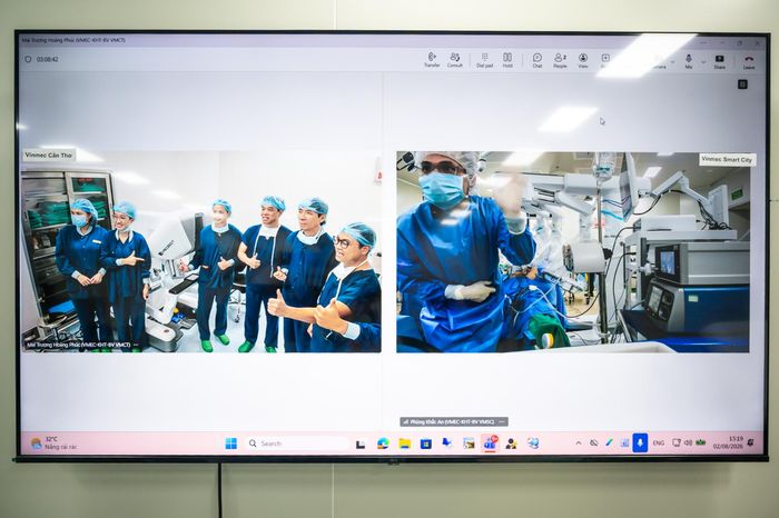 Bác sĩ 2 đầu cầu chia sẻ niềm vui 2 ca phẫu thuật thành công. Ảnh: Mạnh Cường
