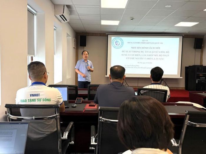 TS Nguyễn Hoàng Phúc - Phó giám đốc Trung tâm Điều phối Ghép tạng quốc gia chia sẻ tại Hội nghị. Ảnh: Thái Bình