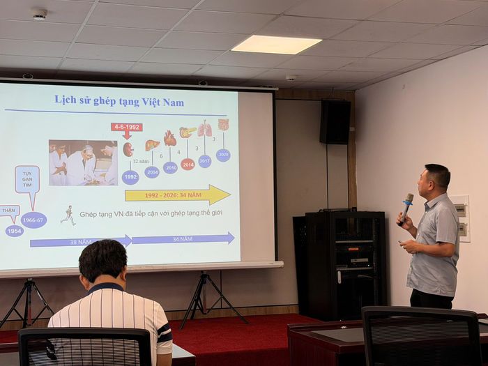 Tiến sĩ Phạm Gia Anh, Phó Giám đốc Trung tâm Điều phối ghép tạng quốc gia chia sẻ về lịch sử hình thành và phát triển ghép tạng tại Việt Nam. Ảnh: Thái Bình