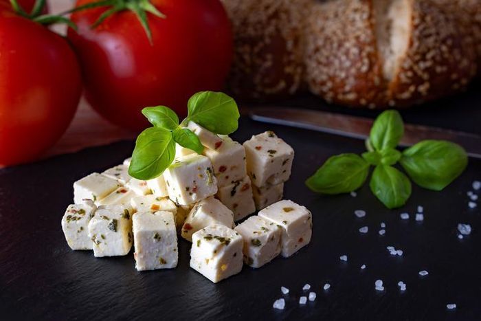 Phô mai tươi tách béo chứa thành phần đạm chính là casein, giúp duy trì cảm giác no lâu hơn. Ảnh: Gundula Vogel/Pexels