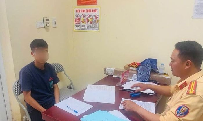Lực lượng CSGT làm việc với lái xe H.M.T. Ảnh: Công an tỉnh Thái Nguyên