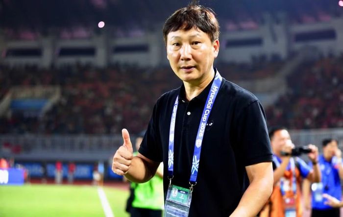 HLV Kim Sang-sik với màu áo đen "may mắn" trong trận gặp ĐT Indonesia. Ảnh: VFF.
