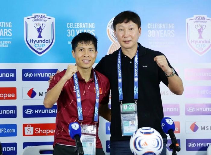 HLV Kim Sang-sik sau trận đấu. Ảnh: VFF.