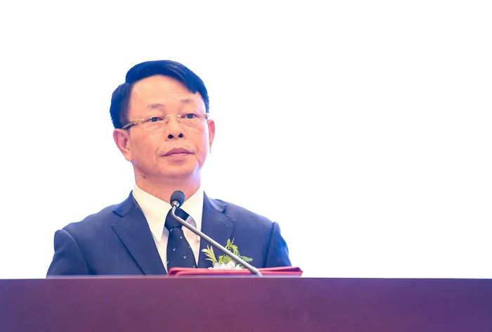 Nhà báo Phùng Công Sưởng cũng gửi lời tri ân đến các giáo viên, phụ huynh - những người đã đồng hành, vun đắp cho hành trình trưởng thành của các bạn học sinh.