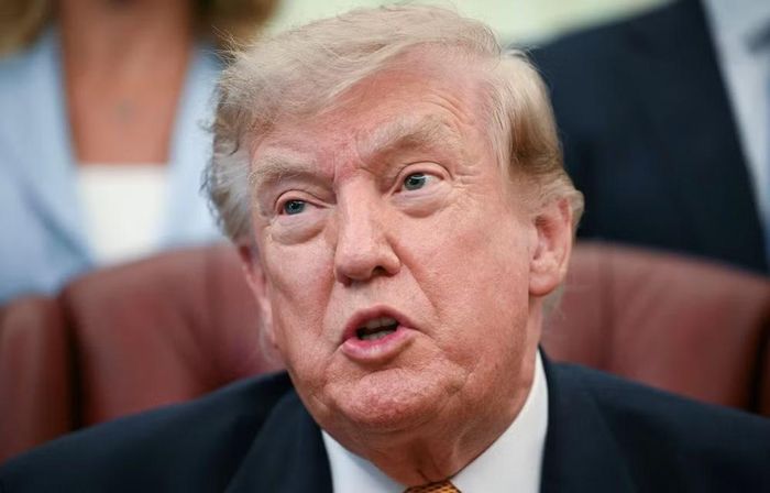 "Tôi muốn cho họ thêm một cơ hội trước khi giáng đòn quyết định", ông Trump nhấn mạnh.