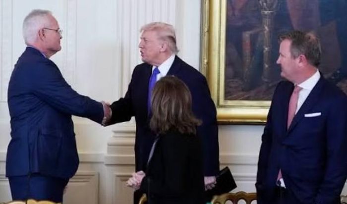 Cùng ngày, trên mạng xã hội Truth Social, ông Trump cũng phàn nàn rằng Giám đốc điều hành Chevron Mike Wirth không ghi nhận vai trò của chính quyền Mỹ trong kết quả kinh doanh tích cực của doanh nghiệp.