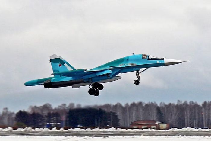 Cuối cùng, giả thuyết thứ ba là các máy bay chiến đấu Ukraine đang bị dụ dỗ. Giống như chiến đấu cơ của Lực lượng Không quân Vũ trụ Nga, họ đang làm nhiệm vụ gần tiền tuyến.