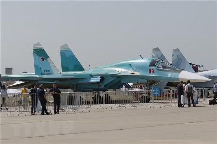 Lực lượng vũ trang Ukraine thường xuyên sử dụng chiến thuật "ném bom có hỗ trợ" khi máy bay chiến đấu MiG-29 của họ tiếp cận tiền tuyến, thả bom dẫn đường AASM HAMMER của Pháp, rồi rút lui. Trong khi đó các tiêm kích Su-27 hoặc F-16 sẽ bảo vệ chúng từ xa.