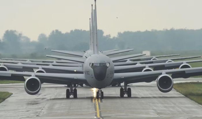 Đến tháng 9/2024, quân đội Mỹ sở hữu 376 máy bay tiếp dầu KC-135, gồm 151 chiếc thuộc Không quân Mỹ, 163 chiếc thuộc Vệ binh Quốc gia và 62 chiếc thuộc lực lượng dự bị. Số lượng máy bay sẵn sàng chiến đấu không được công bố.
