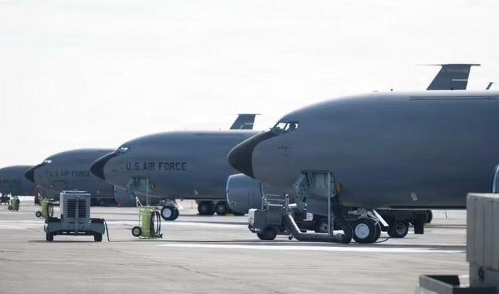 Ông Kai Greet, biên tập viên của chuyên trang Aviationist, nhận định chiếc máy bay tiếp dầu KC-135 số hiệu 63-8017 chính là phi cơ từng bị gãy cánh đuôi đứng sau vụ va chạm với một máy bay tiếp dầu KC-135 khác trên bầu trời Iraq hồi tháng 3.