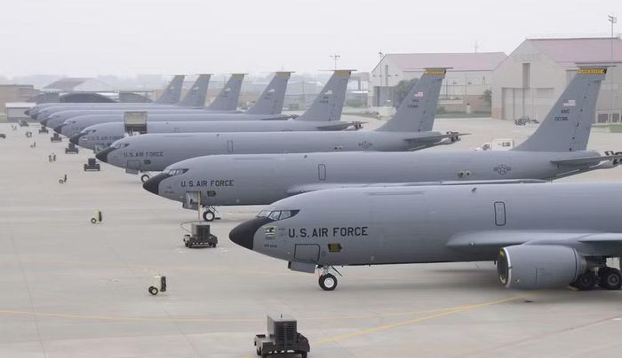 Máy bay tiếp dầu KC-135 thường có tổ lái 3 người, gồm 2 phi công và 1 kỹ thuật viên vận hành cần tiếp dầu. Một số nhiệm vụ có thêm hoa tiêu.