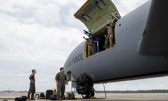 Bộ tư lệnh Trung tâm Mỹ (CENTCOM) từng cho biết một máy bay tiếp dầu KC-135 đã rơi tại Iraq trong lúc làm nhiệm vụ hỗ trợ chiến dịch tấn công Iran hồi tháng 3.