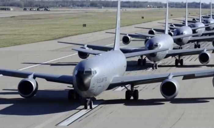 Những hình ảnh được công bố sau đó cho thấy chiếc máy bay tiếp dầu KC-135 số hiệu 63-8017 đã hạ cánh xuống sân bay Ben Gurion của Israel với cánh đuôi đứng bị gãy.