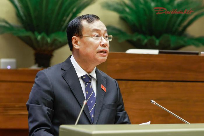 Chủ nhiệm Ủy ban Quốc phòng, an ninh và Đối ngoại Lê Tấn Tới trình bày báo cáo thẩm tra. Ảnh: Quang Vinh