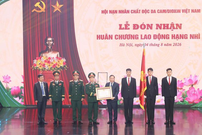 Thừa ủy quyền của Chủ tịch nước, Phó Bí thư Thường trực Đảng ủy MTTQ, các đoàn thể Trung ương, Phó Chủ tịch UBTƯ MTTQ Việt Nam Nguyễn Phi Long trao tặng Huân chương Lao động hạng Nhì cho Hội Nạn nhân chất độc da cam/dioxin Việt Nam. Ảnh: Tiến Đạt.