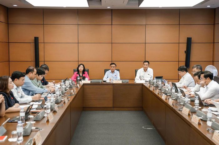 Thường trực Ban Bí thư Trần Cẩm Tú và Chủ tịch UBTƯ MTTQ Việt Nam Bùi Thị Minh Hoài tham dự phiên thảo luận tại Tổ 15 (Ảnh: Quang Vinh)
