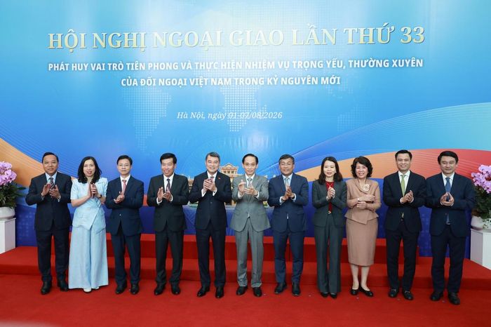Thủ tướng Chính phủ Lê Minh Hưng chụp ảnh lưu niệm cùng lãnh đạo Bộ Ngoại giao tại Hội nghị Ngoại giao lần thứ 33. Ảnh: Hải Nguyễn