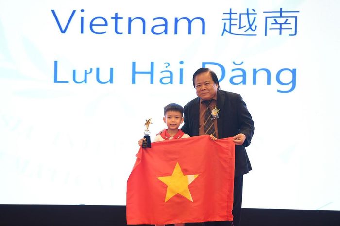 Em Lưu Hải Đăng, Trường Tiểu học &amp; THCS Hà Nội - Thăng Long tại Hà Nội được Ban Tổ chức trao cúp International Star.