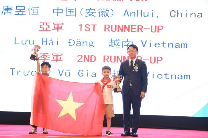 Ban Tổ chức trao giải cho các thí sinh.