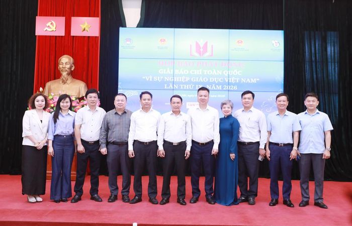 Các đại biểu tham dự họp báo chụp ảnh lưu niệm.