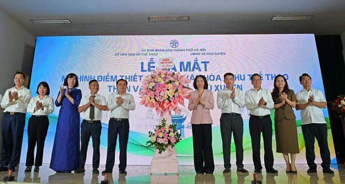 Lãnh đạo UBND TP Hà Nội tặng hoa chúc mừng.