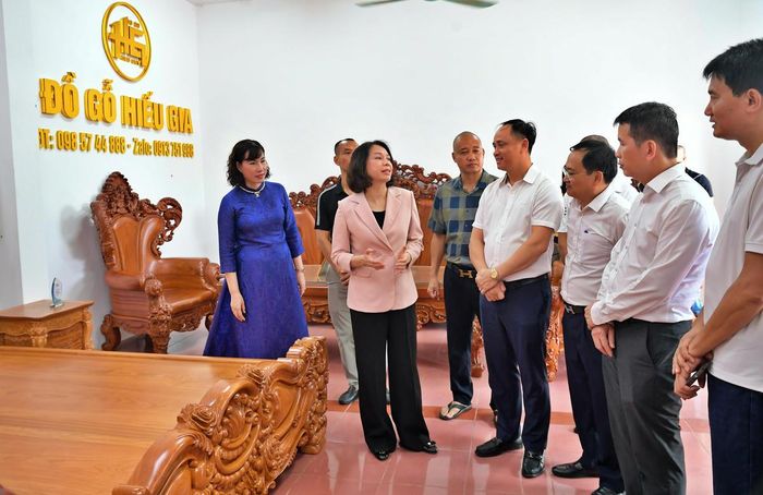 Phó Chủ tịch UBND TP Hà Nội Vũ Thu Hà cùng các đại biểu tham quan không gian giới thiệu sản phẩm làng nghề mộc Vạn Điểm.