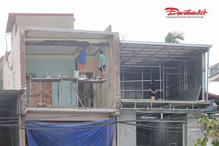 Song song với việc thi công, các hộ dân sau khi bàn giao mặt bằng cũng nhanh chóng sửa chữa, sắp xếp lại nhà cửa và ổn định cuộc sống.