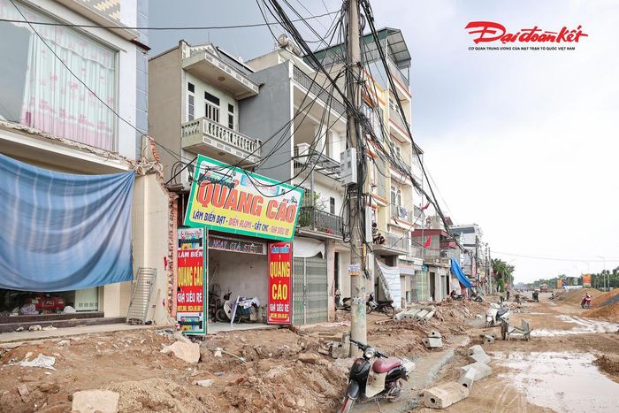 Theo ghi nhận tại công trường cho thấy, ngay sau khi tiếp nhận mặt bằng, nhà thầu đã huy động nhiều máy móc, nhân lực triển khai thi công hệ thống hạ tầng ngầm, nền đường và các hạng mục kỹ thuật nhằm tận dụng thời gian, bù lại phần tiến độ bị chậm trước đó.