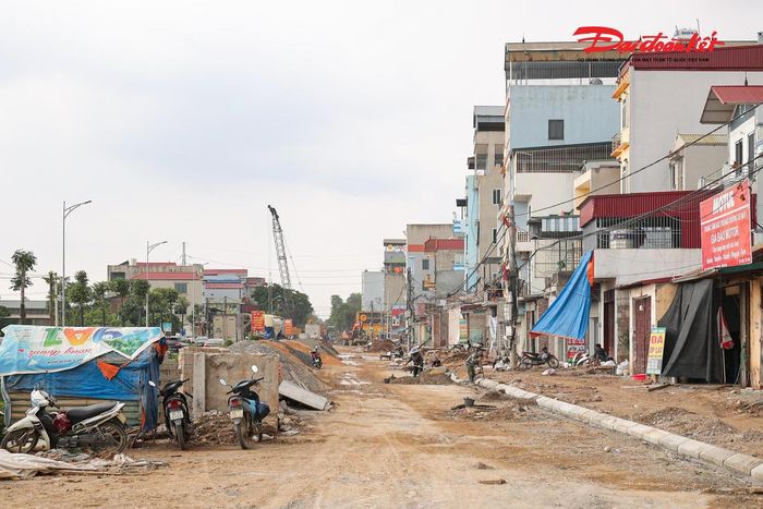 Thực hiện chỉ đạo của Thành ủy và UBND TP Hà Nội, xã Thanh Oai đã huy động cả hệ thống chính trị vào cuộc. Ba tổ công tác do lãnh đạo UBND xã trực tiếp phụ trách được thành lập để bám sát từng hộ dân, tuyên truyền, giải đáp các kiến nghị, đồng thời đẩy nhanh việc hoàn thiện hồ sơ bồi thường, chi trả kinh phí và tiếp nhận mặt bằng.
