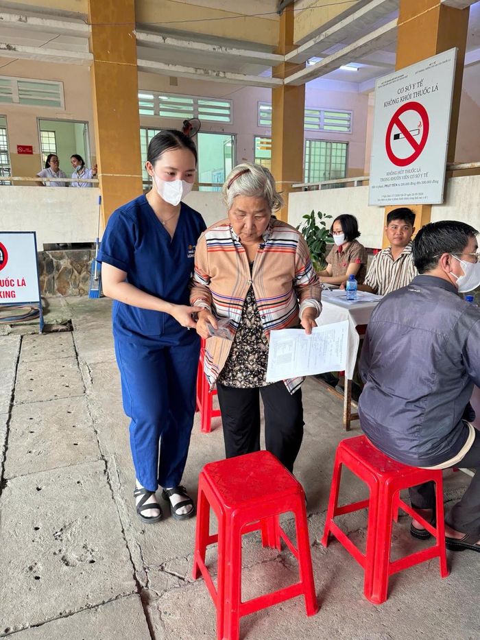 Đội ngũ y tế tận tình hỗ trợ, đảm bảo các khâu kiểm tra sức khỏe diễn ra thuận tiện cho người dân. Ảnh: H.Khánh.
