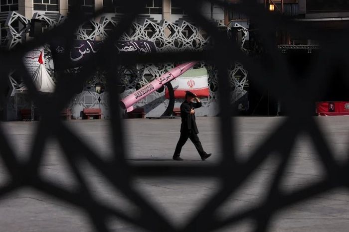 Một người đàn ông đi bộ tại Quảng trường Imam Hussein ở Tehran, Iran. Ảnh: Majid Asgaripour/Wana News Agency/Reuters.