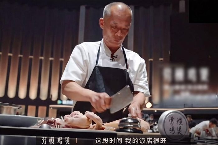  Ông Mo xuất hiện trong chương trình ẩm thực Nhất Phạn Phong Thần mùa 2. Ảnh: Weibo. 