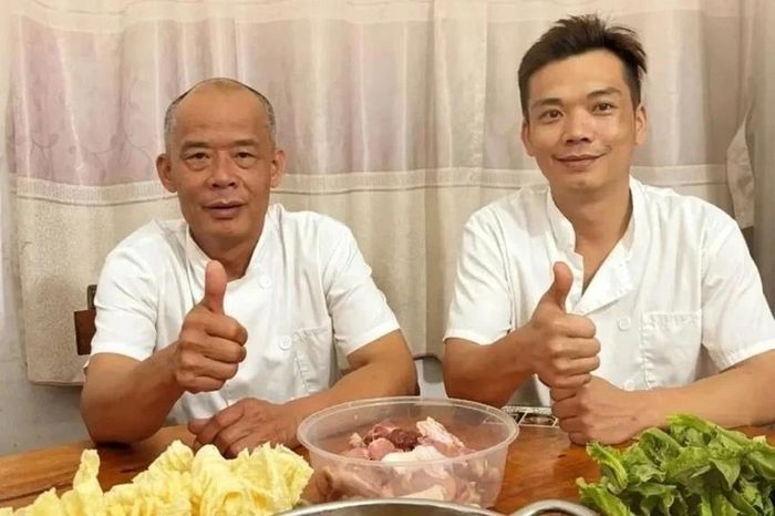  Ông Mo và con trai livestream bán gia vị lẩu trong tối 3/5. Ảnh: Weibo. 