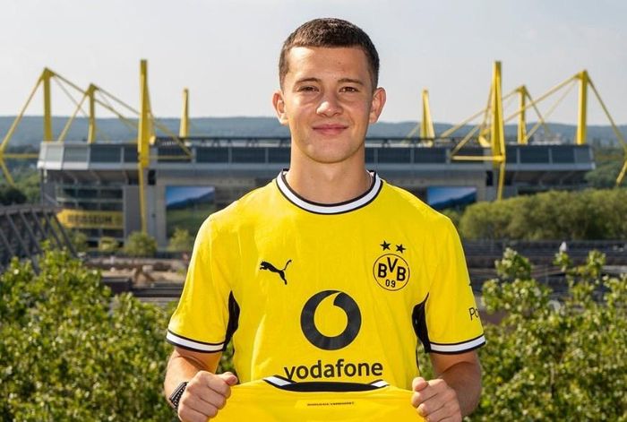  Konstantinos Karetsas, tiền vệ tấn công 18 tuổi người Hy Lạp, được Dortmund chiêu mộ từ CLB Bỉ, Genk với giá lên đến 30 triệu euro. 