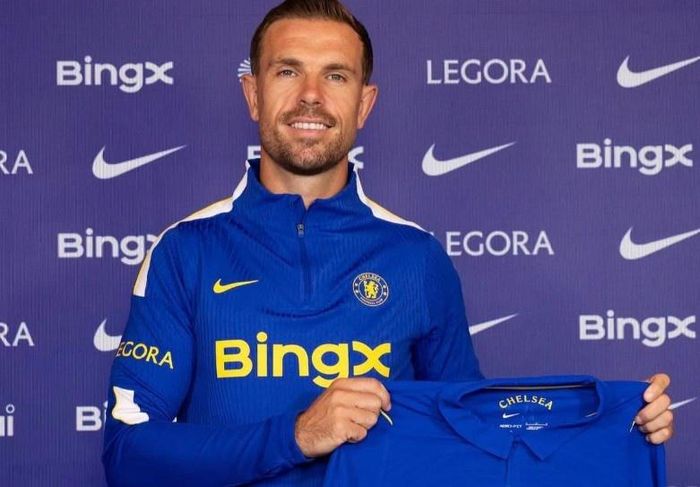  Đích thân Xabi Alonso thúc đẩy Chelsea ký hợp đồng với Jordan Henderson. Cựu đội trưởng Liverpool ký hợp đồng 2 năm với "The Blues", bất chấp việc đã 36 tuổi. 