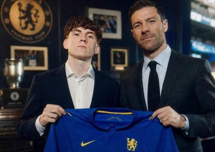  Valentin Barco, tài năng trẻ sinh năm 2004, gia nhập đoàn quân của Xabi Alonso từ Strasbourg với giá 40 triệu euro. Barco có thể chơi ở vị trí tiền vệ trung tâm và tiền vệ cánh trái. 