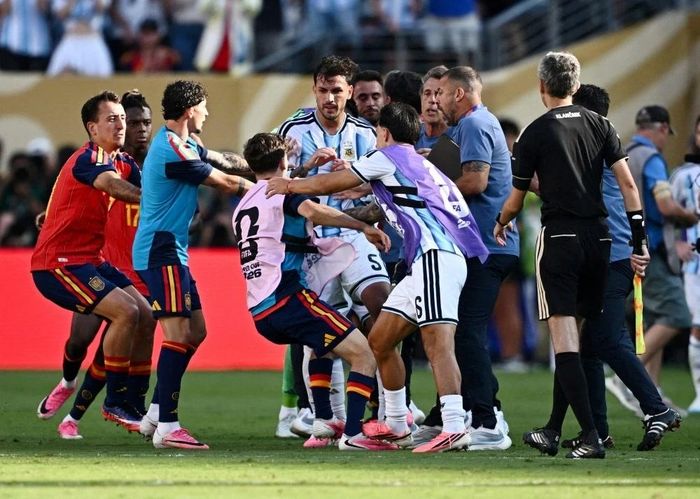 Paredes cùng một số cầu thủ Argentina bị điều tra kỷ luật trong tình huống xô xát sau trận chung kết World Cup 2026. Ảnh: Reuters.