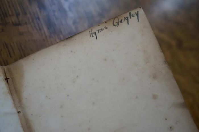  Tên Agnes Quigley được ghi bên trong tác phẩm Echoes of the Foot-Hills của Bret Harte tại Viện Cơ khí ở San Francisco. Ảnh: From Mechanics' Institute. 